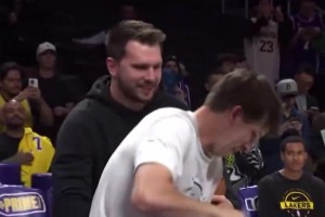 你俩在一起吧！东契奇赛前和里夫斯又在“打情骂俏”了🤣