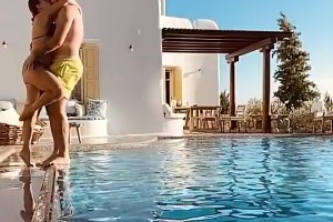 曾经如此恩爱，如今分手了！东契奇此前与未婚妻甜蜜相拥倒入泳池