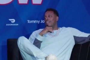 皮尔斯：我恨死短袖球衣了，但圣诞配色不错🥱