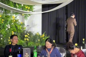 会尬不？一位喜欢打篮球的新郎 出场时以介绍篮球队员般出场😅